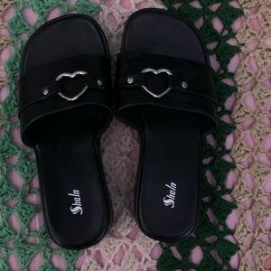 Black Y2K Heart Chuncked Slippers 
SIZE: 6 Women
#Y2k Summer #Casual